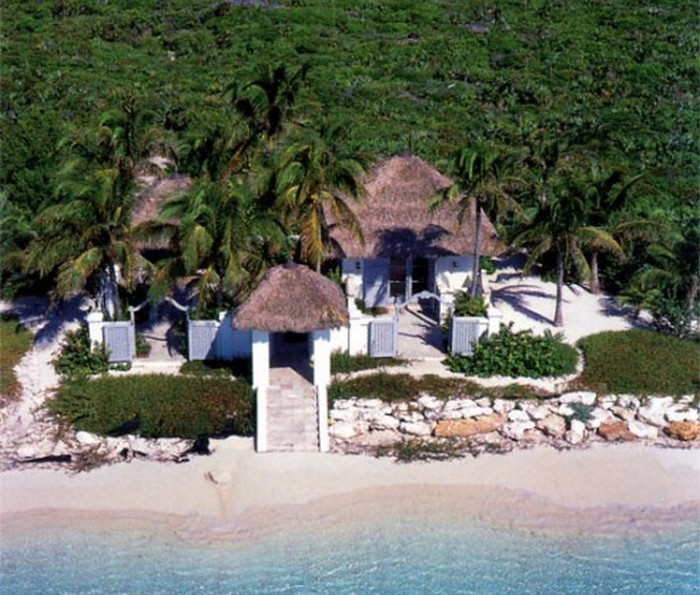 Ở đây còn trang bị các trang thiết bị hiện đại để tổ chức các môn thể thao dưới nước hay cũng thật tuyệt vời khi tắm nắng trên bãi biển riêng biệt, thưởng thức các thực phẩm kỳ thú từ vùng biển Caribe.