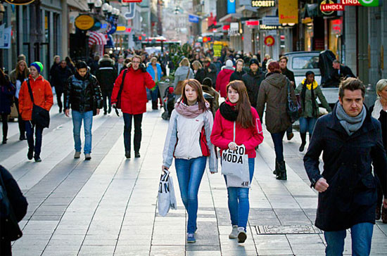 2.Thụy Điển: Thuế suất thuế thu nhập cá nhân cao nhất: 56,6% Thu nhập bình quân năm 2010: 48.800 USD. Thuế suất cao nhất 56,6% ở Thụy Điển đánh vào thu nhập chịu thuế từ 81.000 USD trở lên. Ngoài ra, người lao động còn phải nộp thuế an sinh xã hội tối đa 4.300 USDS mỗi năm, bên cạnh thuế 30% đánh vào thu nhập từ đầu tư, thuế bất động sản nộp cho địa phương ở mức 960 USD/năm, cộng thêm 0,75% giá trị bất động sản. 2.Thụy Điển: Thuế suất thuế thu nhập cá nhân cao nhất: 56,6% Thu nhập bình quân năm 2010: 48.800 USD. Thuế suất cao nhất 56,6% ở Thụy Điển đánh vào thu nhập chịu thuế từ 81.000 USD trở lên. Ngoài ra, người lao động còn phải nộp thuế an sinh xã hội tối đa 4.300 USDS mỗi năm, bên cạnh thuế 30% đánh vào thu nhập từ đầu tư, thuế bất động sản nộp cho địa phương ở mức 960 USD/năm, cộng thêm 0,75% giá trị bất động sản.