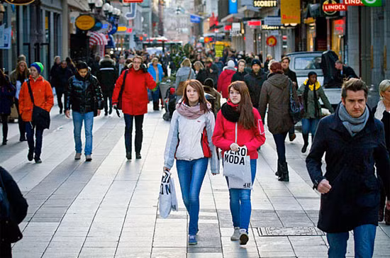 2.Thụy Điển: Thuế suất thuế thu nhập cá nhân cao nhất: 56,6% Thu nhập bình quân năm 2010: 48.800 USD. Thuế suất cao nhất 56,6% ở Thụy Điển đánh vào thu nhập chịu thuế từ 81.000 USD trở lên. Ngoài ra, người lao động còn phải nộp thuế an sinh xã hội tối đa 4.300 USDS mỗi năm, bên cạnh thuế 30% đánh vào thu nhập từ đầu tư, thuế bất động sản nộp cho địa phương ở mức 960 USD/năm, cộng thêm 0,75% giá trị bất động sản.