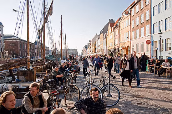 3.Đan Mạch:Thuế suất thuế thu nhập cá nhân cao nhất: 55,4% Thu nhập bình quân năm 2010: 64.000 USD. Mức thuế cao nhất của Đan Mạch đánh vào thu nhập chịu thuế từ 76.000 USD trở lên.