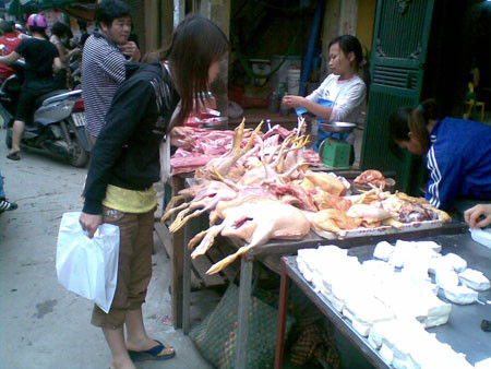 Thịt gà và thịt bò vẫn bán giá Tết, tăng khoảng 30% so với trước đó.