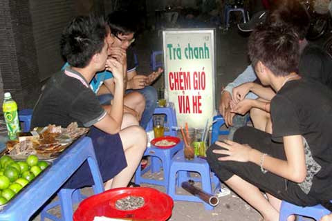 Những quán trà chanh vỉa hè vào mùa hè luôn đắt hàng song không phải quán nào cũng biết tận dụng cách thức kinh doanh mới để thu hút nhiều khách hơn Những quán trà chanh vỉa hè vào mùa hè luôn đắt hàng song không phải quán nào cũng biết tận dụng cách thức kinh doanh mới để thu hút nhiều khách hơn