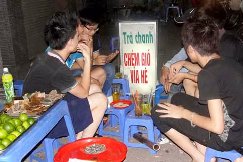 Những quán trà chanh vỉa hè vào mùa hè luôn đắt hàng song không phải quán nào cũng biết tận dụng cách thức kinh doanh mới để thu hút nhiều khách hơn