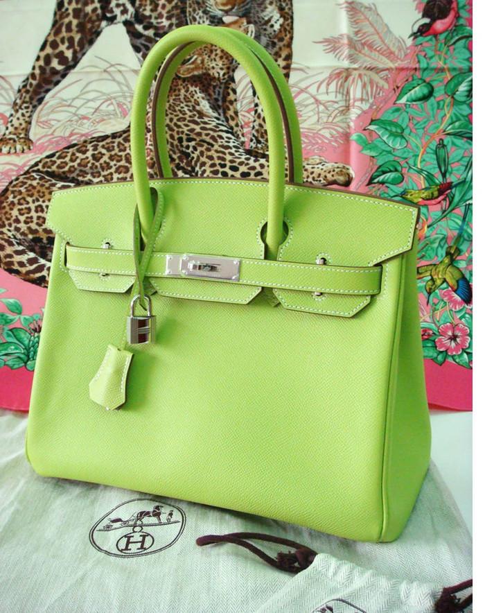 Một chiếc Hermès Birkin có giá 10.000 – 150.000 USD, thậm chí là cả triệu USD, tùy thuộc vào kích cỡ và chất liệu.