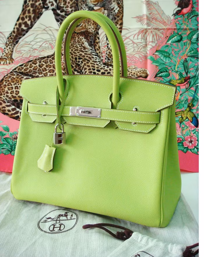 Một chiếc Hermès Birkin có giá 10.000 – 150.000 USD, thậm chí là cả triệu USD, tùy thuộc vào kích cỡ và chất liệu. Một chiếc Hermès Birkin có giá 10.000 – 150.000 USD, thậm chí là cả triệu USD, tùy thuộc vào kích cỡ và chất liệu.