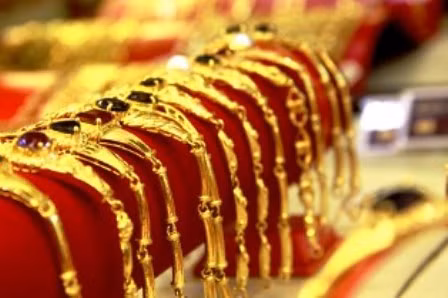 Vàng thế giới rớt giá