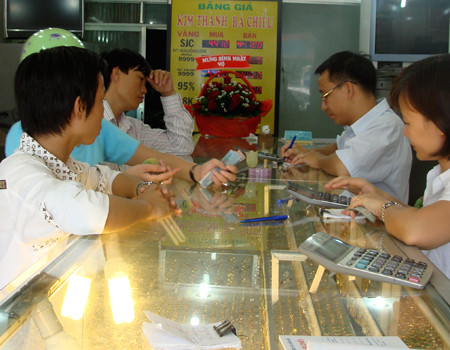 Giá vàng trong nước tăng mạnh theo giá vàng thế giới Giá vàng trong nước tăng mạnh theo giá vàng thế giới