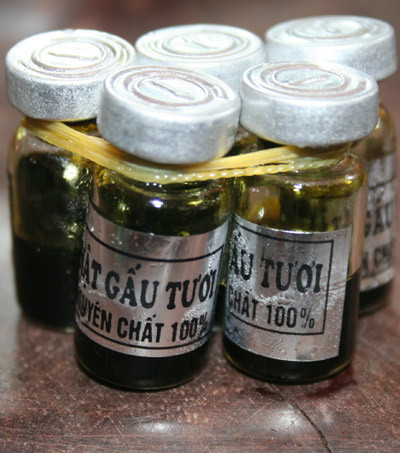 Từ những lời đồn thổi mật gấu là thần dược chữa được nhiều bệnh... Từ những lời đồn thổi mật gấu là thần dược chữa được nhiều bệnh...
