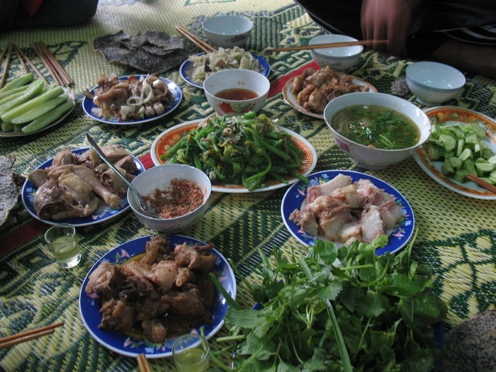 Thịt gấu sau khi được chế biến thành những món ăn trên mâm cỗ. Thịt gấu sau khi được chế biến thành những món ăn trên mâm cỗ.
