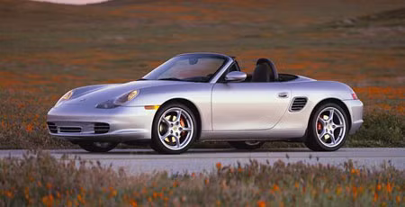 Ông trùm laptop Michael Dell trở thành tỷ phú trẻ nhất nước Mỹ vào năm 1999 ở tuổi 34 và là một trong sô "100 nhân vật có ảnh hưởng nhất thế giới" do báo Time bình chọn tháng 4/2004. Hình ảnh của Dell in dấu trong trí nhớ nhiều người là một người đàn ông bảnh bao với gương mặt sáng sủa và đặc biệt thường “vi vu” trên chiếc Porsche Boxter phiên bản 2004 khá bảnh. Mẫu xe này nếu là phiên bản mới sẽ có giá trên 80.000 USD, nhưng một chiếc phiên bản 2004 thì hiện chỉ dưới 20.000 USD.