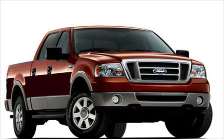 Alice Walton, người thừa kế tập đoàn Wal-Mart, cũng là người phụ nữ giàu thứ 2 thế giới với tài sản 23,3 tỷ USD. Tuy vậy, bà lại chọn cho mình một mẫu xe đơn giản: Ford F-150 King Ranch 2006 giá khoảng 40.000 USD.