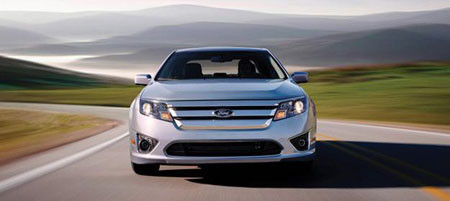 Steve Ballmer Giám đốc điều hành hãng công nghệ Microsoft Steve Ballmer cũng là một trong những người giàu nhất thế giới chọn xe giá rẻ, ông sở hữu một chiếc Ford Hybrid Fusion có giá khoảng 19.000 USD.