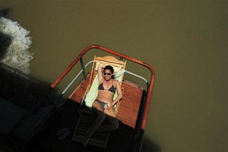 Du khách tắm nắng trên tàu du lịch trên sông Maranon tại khu bảo tồn quốc gia Pacaya Samiria của Peru trong vùng rừng Amazon.