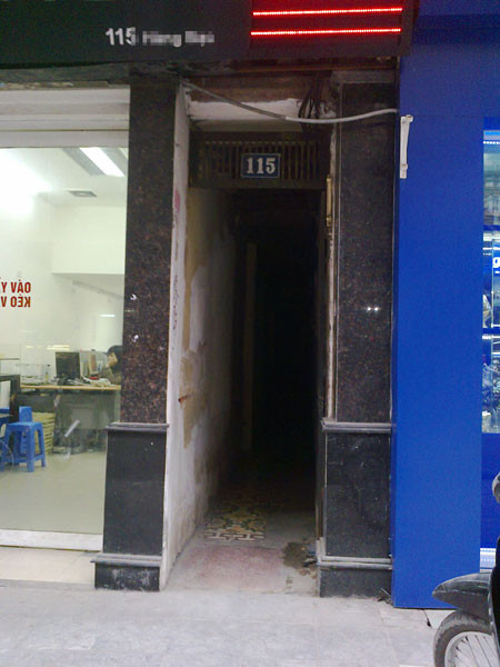 Nằm sâu những con ngõ nhỏ tối như mực này là số phận những con người khổ hạnh không chỉ vì chật chội mà với họ thu nhập cũng ít ỏi Nằm sâu những con ngõ nhỏ tối như mực này là số phận những con người khổ hạnh không chỉ vì chật chội mà với họ thu nhập cũng ít ỏi