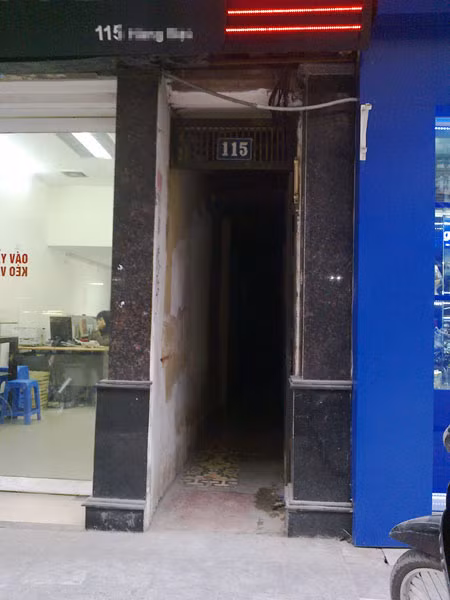 Nằm sâu những con ngõ nhỏ tối như mực này là số phận những con người khổ hạnh không chỉ vì chật chội mà với họ thu nhập cũng ít ỏi