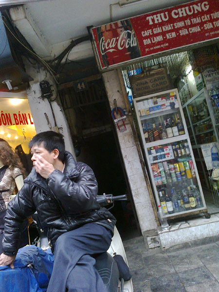 Anh Việt Anh vắt vẻo trên chiếc xe chờ khách Anh Việt Anh vắt vẻo trên chiếc xe chờ khách