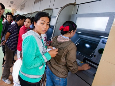 NHNN chưa cho phép thu phí giao dịch nội mang ATM. Ảnh Tiền Phong NHNN chưa cho phép thu phí giao dịch nội mang ATM. Ảnh Tiền Phong