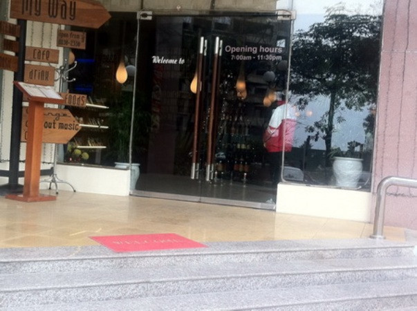 Mâu thuẫn lớn nhất nằm ở chỗ người quản lý và tổ bảo vệ nhà hàng My Way trong các buổi làm việc trước đó với anh Toàn đã thừa nhận sai sót, đồng thời hứa sẽ có biện pháp đền bù thoả đáng, nhưng đến nay, trước phiên toà, người đại diện của họ đã một mực phủ nhận trách nhiệm của mình. Mâu thuẫn lớn nhất nằm ở chỗ người quản lý và tổ bảo vệ nhà hàng My Way trong các buổi làm việc trước đó với anh Toàn đã thừa nhận sai sót, đồng thời hứa sẽ có biện pháp đền bù thoả đáng, nhưng đến nay, trước phiên toà, người đại diện của họ đã một mực phủ nhận trách nhiệm của mình.