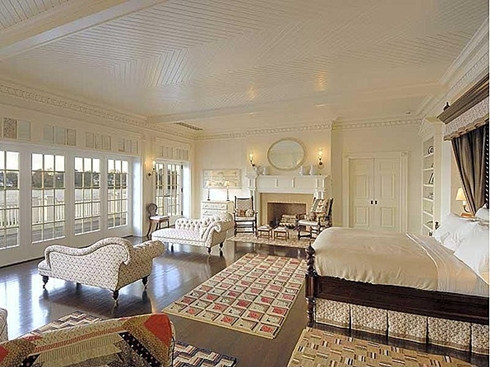 Phòng ngủ được thiết kế màu sắc giống với màu của phòng khách