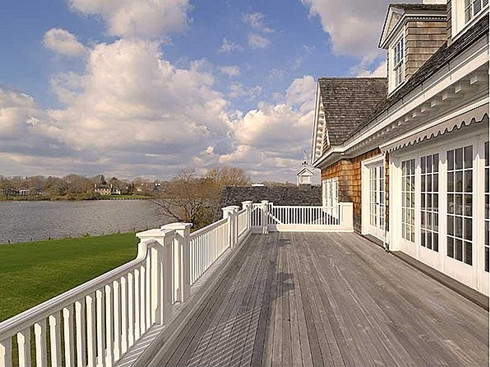 Từ ban công của ngôi nhà, du khách có thể thả mình ngắm hồ Agawam