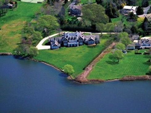 Ngôi nhà hướng ra phía hồ Agawam quanh năm mát mẻ