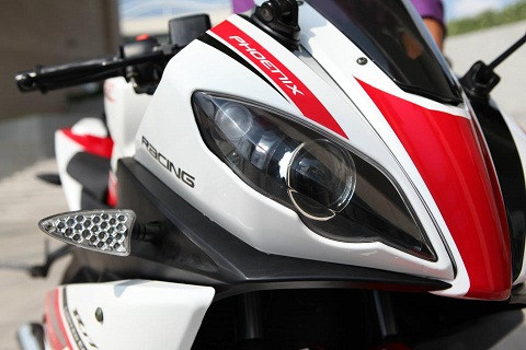 Phoenix R175 được bán tại chuỗi cửa hàng chuyên doanh xe phân khối Motorrock với giá 68,8 triệu đồng với ba màu vàng – đen, đỏ và đen tuyền. Trong khi đó, phiên bản Phoenix R125 và R250 được tung ra thị trường với giá bán lần lượt là 52,59 triệu đồng và 85,99 triệu đồng.