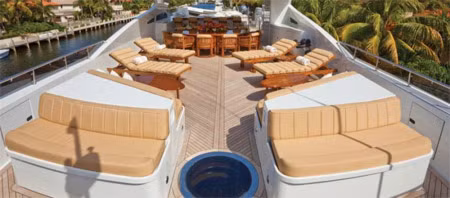 Một nơi tắm nắng lý tưởng ở boong trên của du thuyền Wheels.