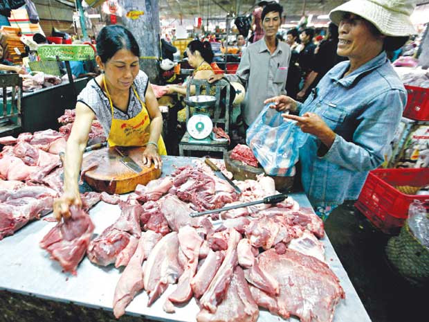 Hộ chăn nuôi treo chuồng khiến nguy cơ thiếu thịt heo và thịt gà tăng cao