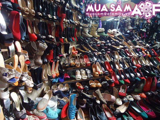 Nếu lần đầu tiên đến chợ Hôm - Đức Viên (Phố Huế, Hà Bà Trưng, Hà Nội), khách cũng rất dễ bị ăn chửi nếu phật ý người bán hàng Nếu lần đầu tiên đến chợ Hôm - Đức Viên (Phố Huế, Hà Bà Trưng, Hà Nội), khách cũng rất dễ bị ăn chửi nếu phật ý người bán hàng