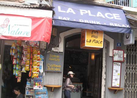 Mới đây, báo CAND đưa tin, chỉ vì không có vé xe, không có nhân viên trông xe mà khi đến ăn trưa tại nhà hàng La Place, số 6 Ấu Triệu, Hà Nội ngày 5/3/2012, chị Bùi Thị Thùy Dung (trú tại 32 Máy Tơ, Ngô Quyền, Hải Phòng) đã bị mất trộm chiếc xe máy SH trị giá hơn 100 triệu đồng mà chưa được bồi thường. Mới đây, báo CAND đưa tin, chỉ vì không có vé xe, không có nhân viên trông xe mà khi đến ăn trưa tại nhà hàng La Place, số 6 Ấu Triệu, Hà Nội ngày 5/3/2012, chị Bùi Thị Thùy Dung (trú tại 32 Máy Tơ, Ngô Quyền, Hải Phòng) đã bị mất trộm chiếc xe máy SH trị giá hơn 100 triệu đồng mà chưa được bồi thường.