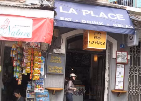 Mới đây, báo CAND đưa tin, chỉ vì không có vé xe, không có nhân viên trông xe mà khi đến ăn trưa tại nhà hàng La Place, số 6 Ấu Triệu, Hà Nội ngày 5/3/2012, chị Bùi Thị Thùy Dung (trú tại 32 Máy Tơ, Ngô Quyền, Hải Phòng) đã bị mất trộm chiếc xe máy SH trị giá hơn 100 triệu đồng mà chưa được bồi thường. Mới đây, báo CAND đưa tin, chỉ vì không có vé xe, không có nhân viên trông xe mà khi đến ăn trưa tại nhà hàng La Place, số 6 Ấu Triệu, Hà Nội ngày 5/3/2012, chị Bùi Thị Thùy Dung (trú tại 32 Máy Tơ, Ngô Quyền, Hải Phòng) đã bị mất trộm chiếc xe máy SH trị giá hơn 100 triệu đồng mà chưa được bồi thường.