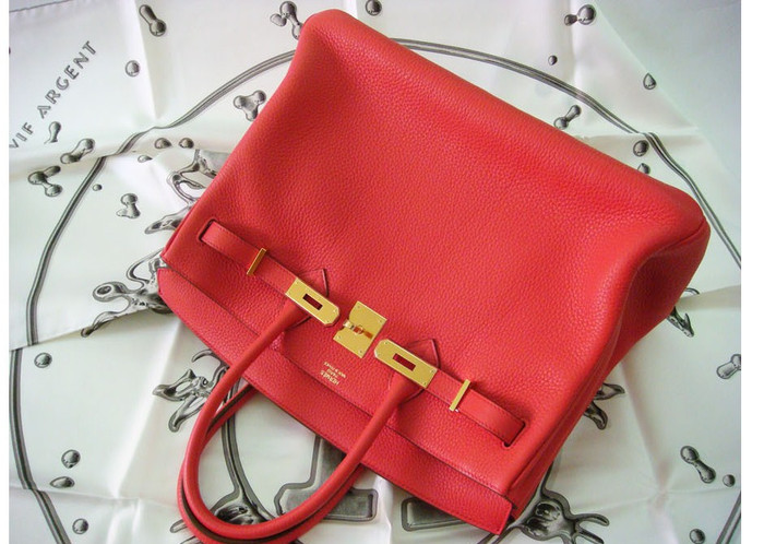 Chiếc túi xách Birkin đầu tiên được hãng Hermès thiết kế vào năm 1984 cho nữ ca sĩ, người mẫu kiêm diễn viên Jane Birkin.