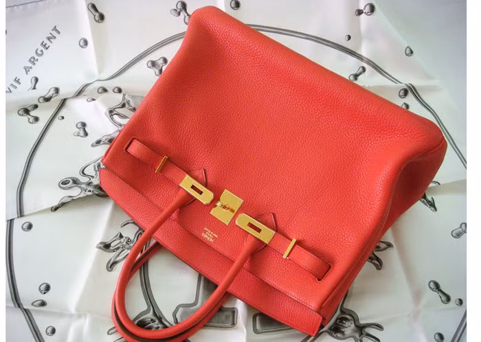 Chiếc túi xách Birkin đầu tiên được hãng Hermès thiết kế vào năm 1984 cho nữ ca sĩ, người mẫu kiêm diễn viên Jane Birkin. Chiếc túi xách Birkin đầu tiên được hãng Hermès thiết kế vào năm 1984 cho nữ ca sĩ, người mẫu kiêm diễn viên Jane Birkin.