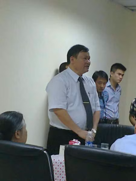 Ông Trần Đức Minh trong buổi tiếp xúc với cư dân.