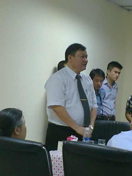 Ông Trần Đức Minh trong buổi tiếp xúc với cư dân. Ông Trần Đức Minh trong buổi tiếp xúc với cư dân.