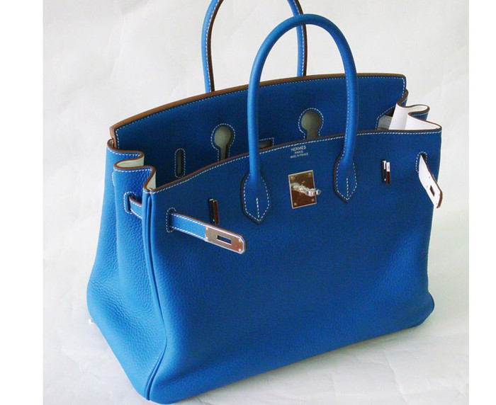 Mỗi chiếc túi đều được may, vẽ và đánh bóng bằng tay với độ tỉ mỉ hoàn hảo... Đó cũng chính là lý do tại sao giá của những chiếc túi này luôn ở "trên trời".