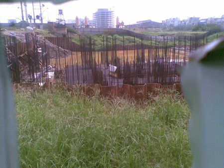 Dự án Tincom Pháp Vân ngổn ngang cỏ và sắt hoen gỉ Dự án Tincom Pháp Vân ngổn ngang cỏ và sắt hoen gỉ