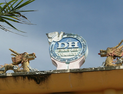 DH là tên viết tắt của nữ doanh nhân Diệu Hiền. Theo bà Hiền, đây là tên được sư cô trong chùa đặt cho khi bà được gửi nuôi ở chùa thuộc tỉnh miền Đông Nam bộ trong những ngày kháng chiến. DH là tên viết tắt của nữ doanh nhân Diệu Hiền. Theo bà Hiền, đây là tên được sư cô trong chùa đặt cho khi bà được gửi nuôi ở chùa thuộc tỉnh miền Đông Nam bộ trong những ngày kháng chiến.