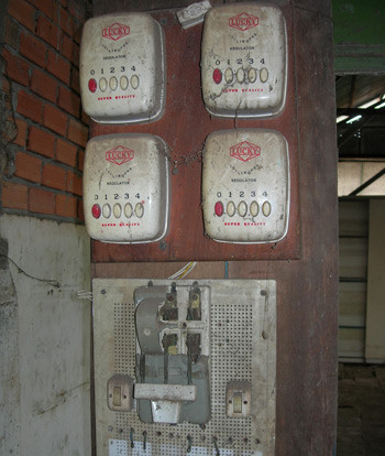 Cầu dao điện hư hỏng. Cầu dao điện hư hỏng.