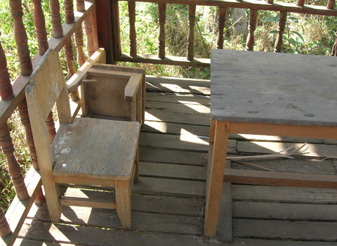 Bàn ghế trong các nhà trú nắng phủ đầy bụi. Bàn ghế trong các nhà trú nắng phủ đầy bụi.