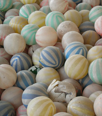 Những quả banh mục rệu rã trong nhà bóng ở khu du lịch. Những quả banh mục rệu rã trong nhà bóng ở khu du lịch.