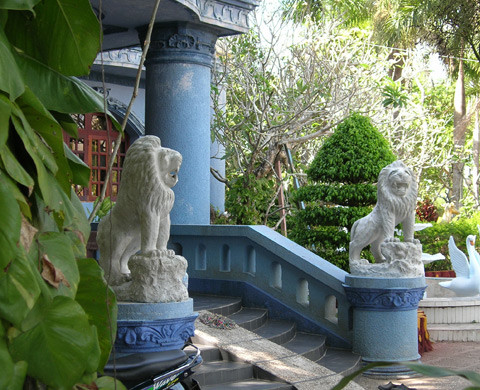 Khu du lịch, biệt thự, công ty của nữ đại gia Diệu Hiền đều có những cặp sư tử đá. Theo phong thủy, sư tử có thể giải trừ được rủi ro, có tác dụng tăng thêm uy phong cho gia chủ. Khu du lịch, biệt thự, công ty của nữ đại gia Diệu Hiền đều có những cặp sư tử đá. Theo phong thủy, sư tử có thể giải trừ được rủi ro, có tác dụng tăng thêm uy phong cho gia chủ.