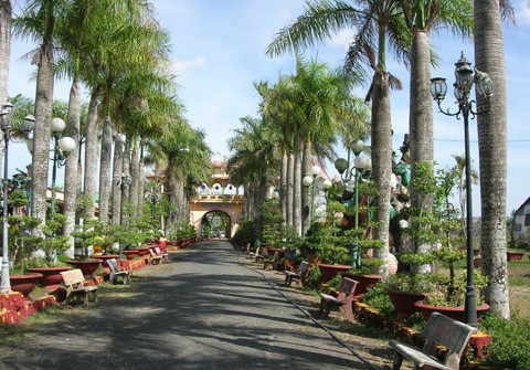 Hơn 10 năm trước, khu du lịch sinh thái đầu tiên mang tên Bình An của nữ đại gia Diệu Hiền mở tại Sóc Trăng nườm nượp khách, ăn nên làm ra. Nay trong lúc Bianfishco gặp khó khăn về vốn, bà Diệu Hiền bị bệnh thì khu du lịch cũng khốn khổ vì vắng khách. Hơn 10 năm trước, khu du lịch sinh thái đầu tiên mang tên Bình An của nữ đại gia Diệu Hiền mở tại Sóc Trăng nườm nượp khách, ăn nên làm ra. Nay trong lúc Bianfishco gặp khó khăn về vốn, bà Diệu Hiền bị bệnh thì khu du lịch cũng khốn khổ vì vắng khách.