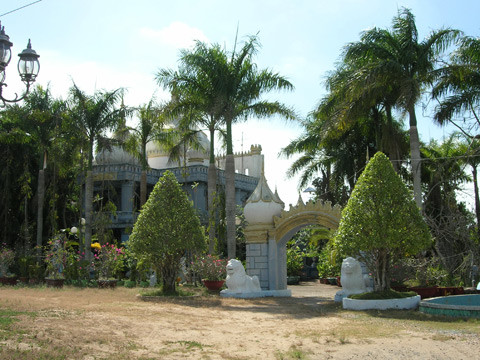 Căn biệt thự trong khu du lịch của bà Hiền đang cho người thân ở nhìn từ bên ngoài. Căn biệt thự trong khu du lịch của bà Hiền đang cho người thân ở nhìn từ bên ngoài.