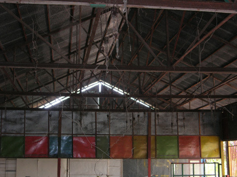 Trần nhà xe điện đụng dây thép lòng thòng, mạng nhện bám nhiều. Trong một lần trò chuyện, nữ doanh nhân cho biết trước đây chồng bà làm hiệu trưởng trường dạy lái xe nên sắp tới sẽ chuyển đổi công năng của khu du lịch Bình An thành trường dạy lái xe tư nhân. Trần nhà xe điện đụng dây thép lòng thòng, mạng nhện bám nhiều. Trong một lần trò chuyện, nữ doanh nhân cho biết trước đây chồng bà làm hiệu trưởng trường dạy lái xe nên sắp tới sẽ chuyển đổi công năng của khu du lịch Bình An thành trường dạy lái xe tư nhân.