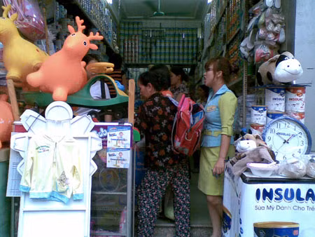 Dù sữa có đắt thì các bậc cha mẹ vẫn cắn răng mua cho con