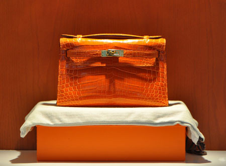 Các sản phẩm như túi Kelly và Constance là hai mẫu nổi bật với vẻ ngoài sang trọng và lịch lãm. Ngoài ra, còn phải kể tới dòng túi Birkin, được lấy tên của nữ diễn viên Jane Birkin. Các sản phẩm như túi Kelly và Constance là hai mẫu nổi bật với vẻ ngoài sang trọng và lịch lãm. Ngoài ra, còn phải kể tới dòng túi Birkin, được lấy tên của nữ diễn viên Jane Birkin.