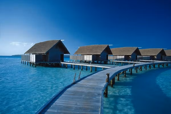 Nước biển ở đây trong vắt có thể nhìn thấu đáy ở độ sâu 8 đến 10 m.