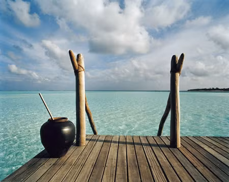 Đứng từ ban công, du khách có thể chiêm ngưỡng các loại cá bơi ngay dưới chân.