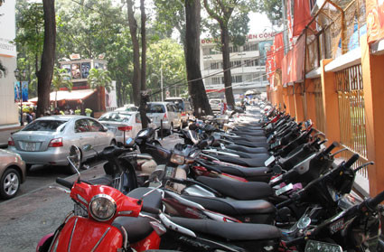 Phí trông xe ga đắt hơn xe số Phí trông xe ga đắt hơn xe số